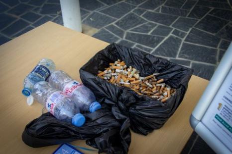 Mégots de cigarettes ramassés sur le campus